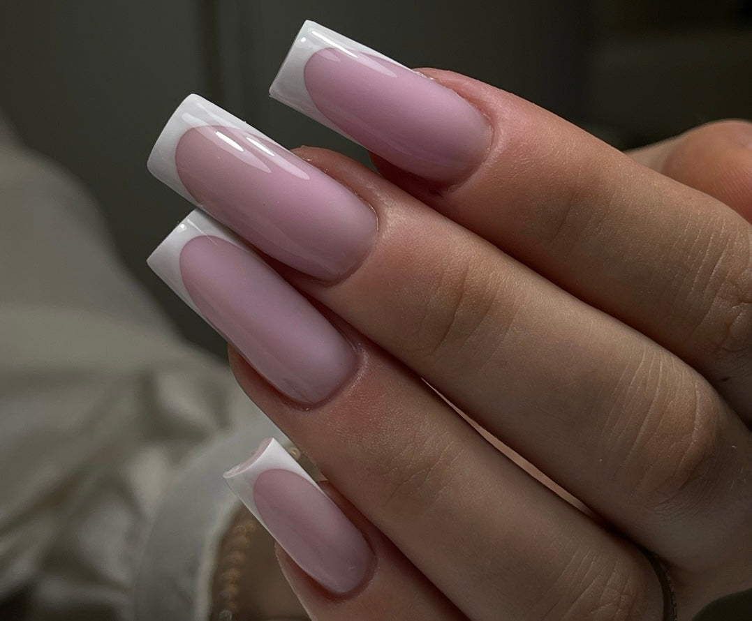 L'Importance du Liner Gel pour une French Manucure Parfaite Nails By