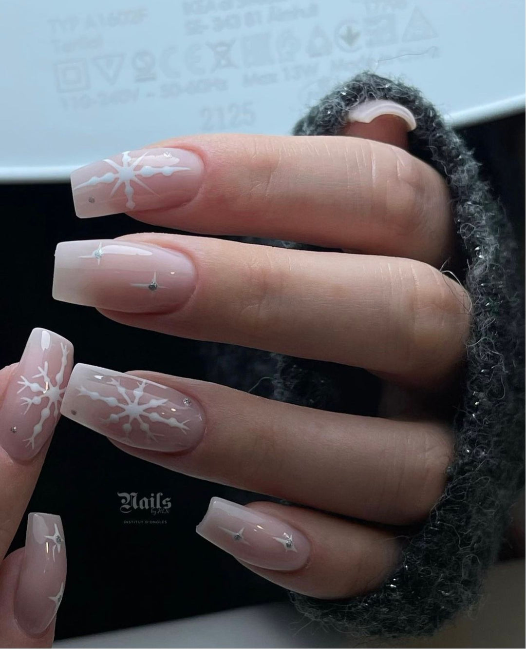 Tendances Ongles pour les Fêtes de Fin d'Année : Brillez Jusqu'au Bout des Doigts !